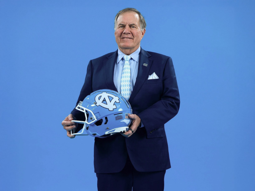 El histórico coach Bill Belichick dirigirá a North Carolina/X (@UNCFootball