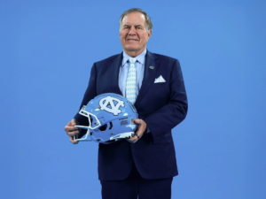 El histórico coach Bill Belichick dirigirá a North Carolina/X (@UNCFootball