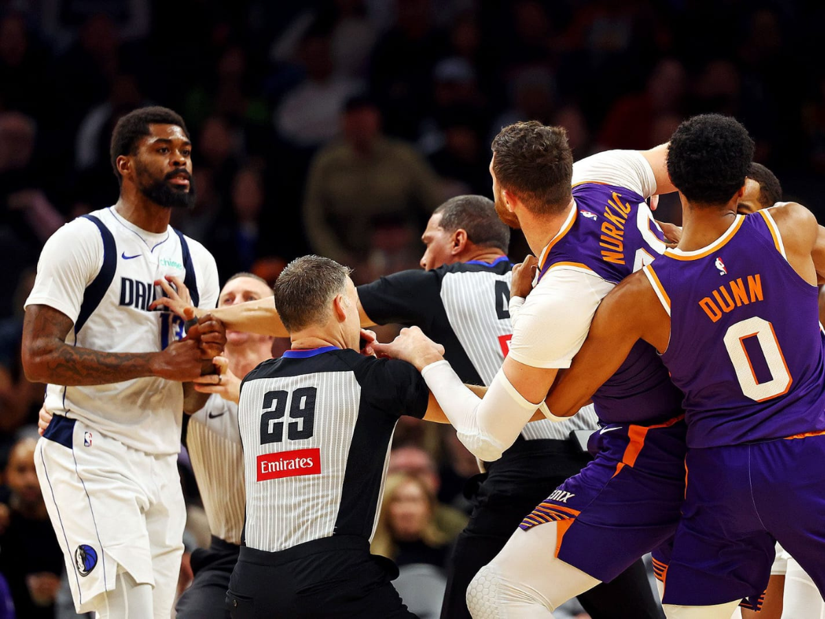 Mavericks y Suns protagonizaron una pelea