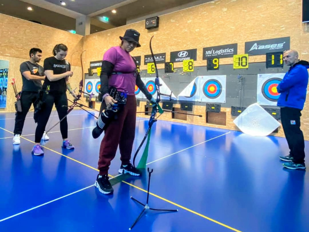 Alejandra Valencia practica su puntería en el Centro de Excelencia de World Archery