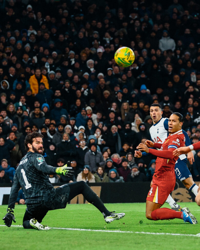 Ambos equipos cerca del gol/Imagen: X (@SpursOfficial)