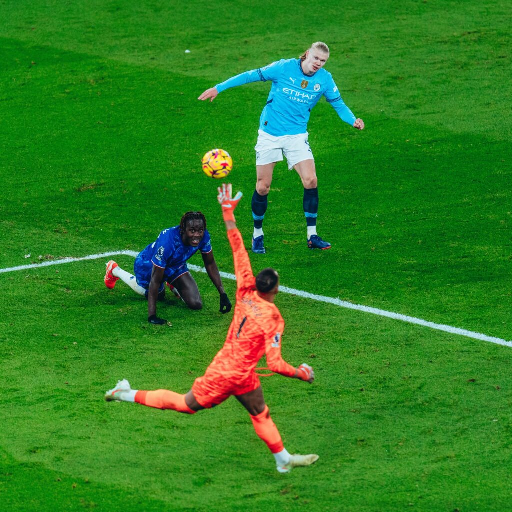 Erling Haaland definiendo para el 2-1/Imagen: X(@ManCity)