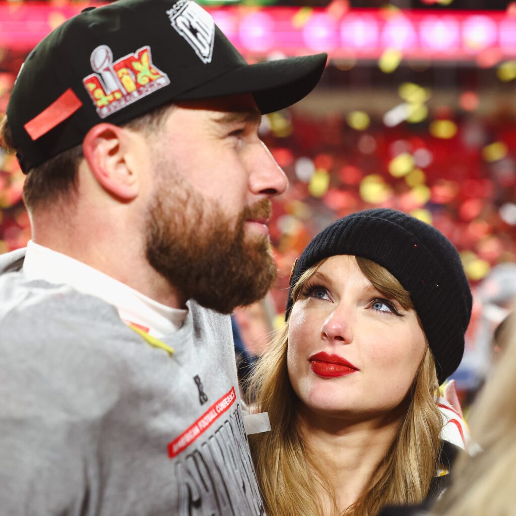 Kelce y Taylor Swift celebran el campeonato/Imagen: X (@Chiefs)