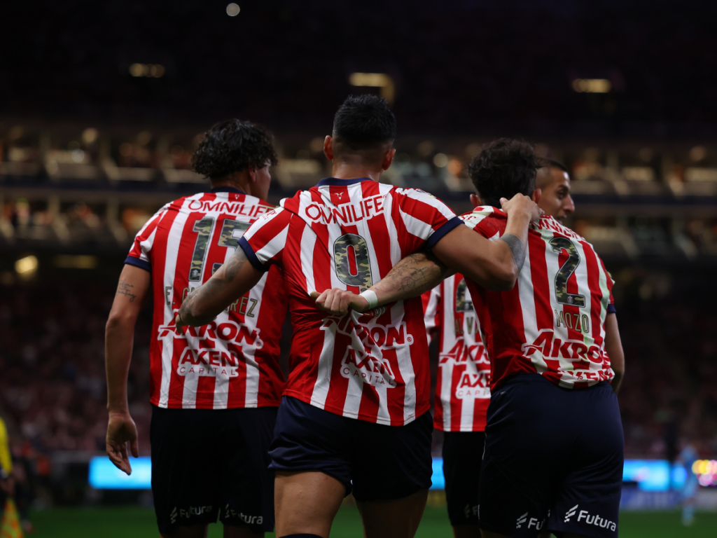 Chivas sufre pero se lleva la victoria ante Pachuca