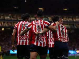 Chivas sufre pero se lleva la victoria ante Pachuca