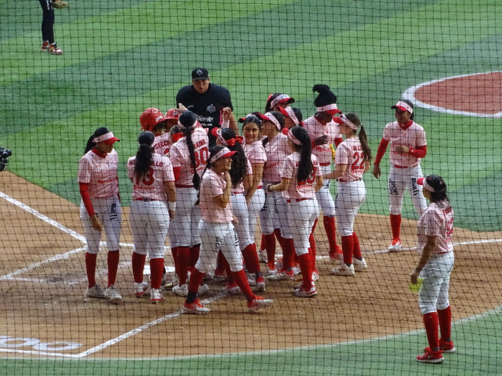 Diablas celebrando el segundo home run del día/Imagen: Pablo Martínez