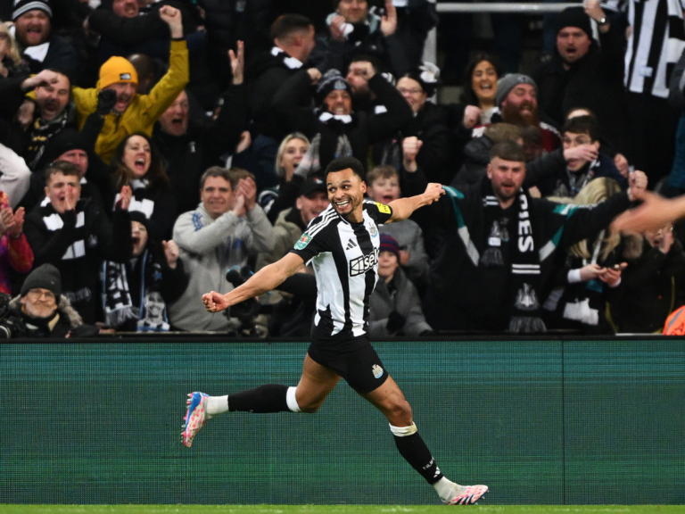 Newcastle opacó al Arsenal en Carabao Cup