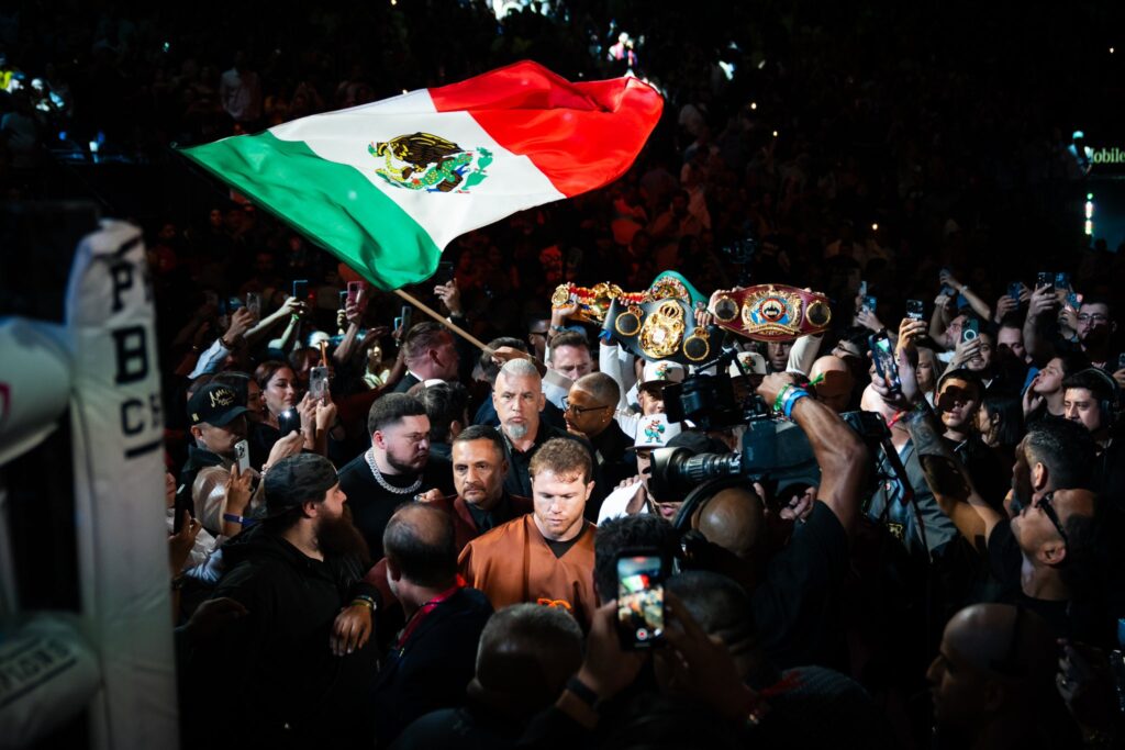 La primera pelea de Canelo sería en mayo/Imagen: X (@premierboxing)