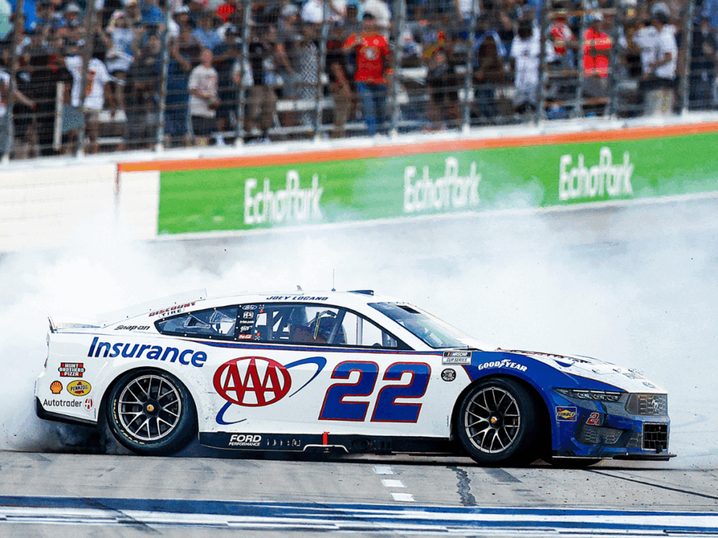 JOEY LOGANO CONSIGUIÓN SU PRIMERA VICTORIA EN NASCAR