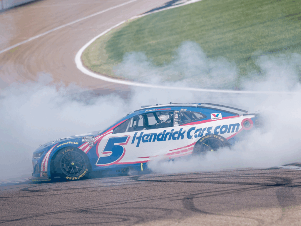 KYLE LARZON DOMINÓ KANSAS Y ES LÍDER DE NASCAR