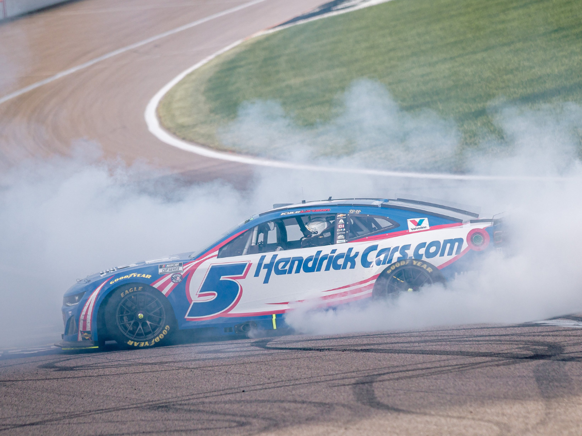 KYLE LARZON DOMINÓ KANSAS Y ES LÍDER DE NASCAR