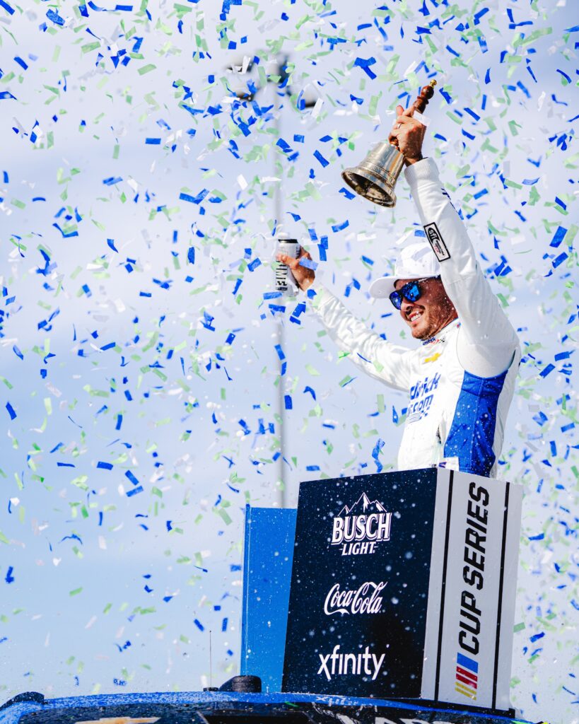 Larzon superó la barrera de 10 mil vueltas como líder/Imagen: X (@NASCAR)