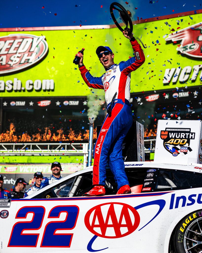 Las banderas amarillas ayudaron al #22/Imagen: X (@NASCAR)