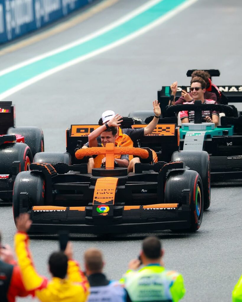 Los pilotos de F1 se subieron a autos de Lego en tamaño real/Imagen: FB (LEGO)