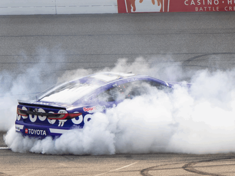 DENNY HAMLIN REGRESÓ A LA VICTORIA EN MICHIGAN