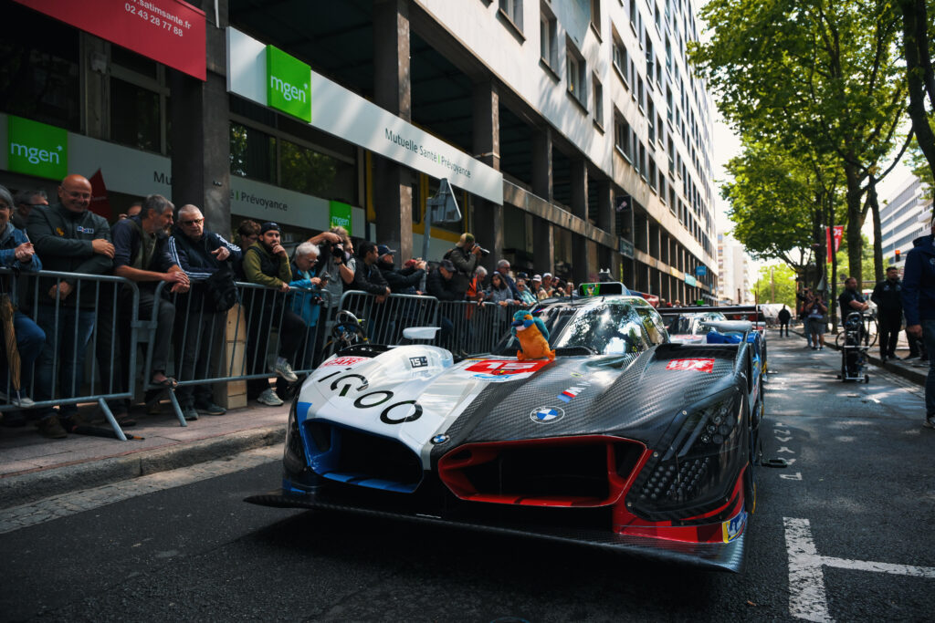 Los autos desfilaron por el centro de Le Mans/Imagen: X (@BMWMotorsport)