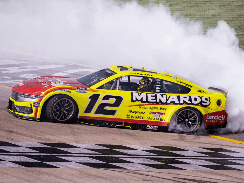 RYAN BLANEY SE LLEVÓ LA CRAKER BARREL 400