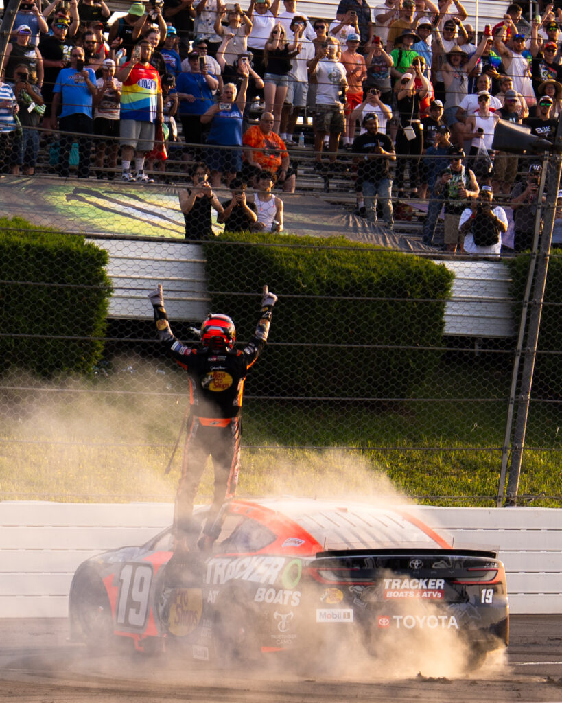Victoria tras aguantar a Hamlin/Imagen: X (@NASCAR)