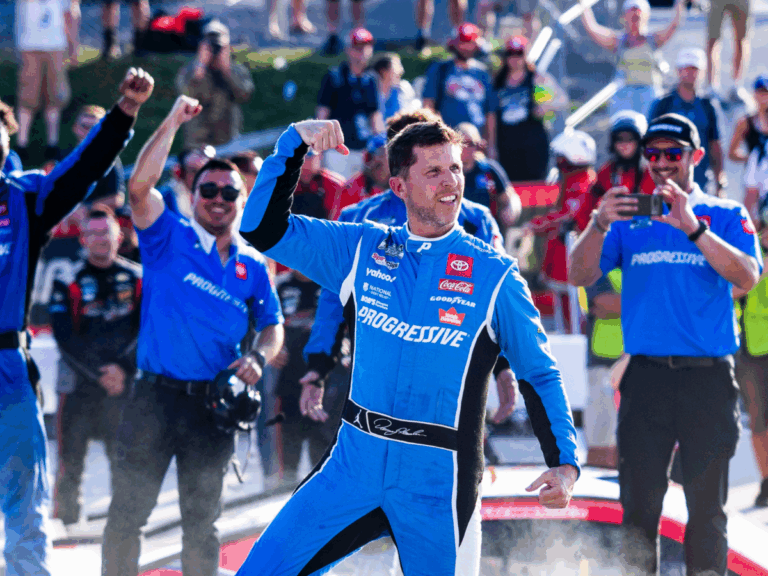 DENNY HAMLIN DE REGRESO AL TRIUNFO EN NASCAR
