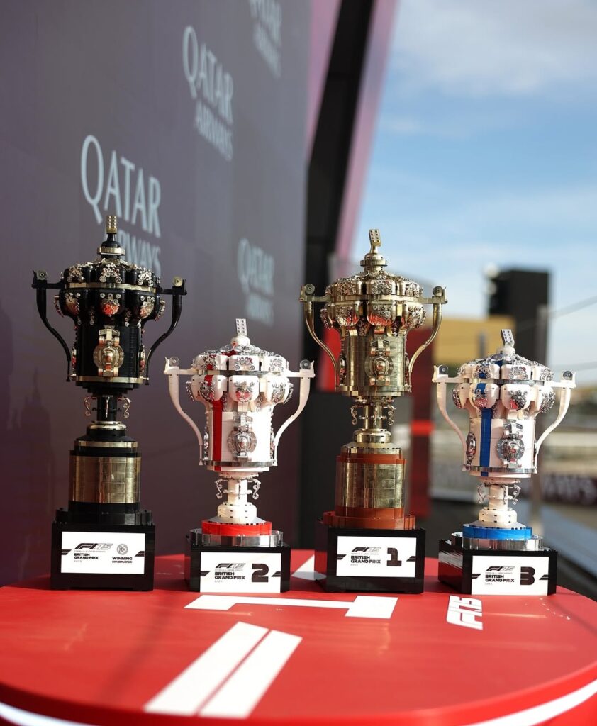 Los trofeos de LEGO en Silverstone/Imagen: IG (@lego)