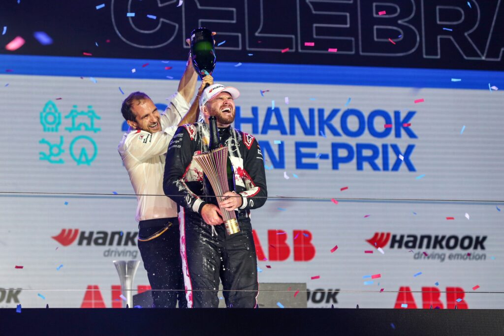 Rowland consiguió su primer campeonato de Fórmula E/Imagen: X (@FIAFormulaE)