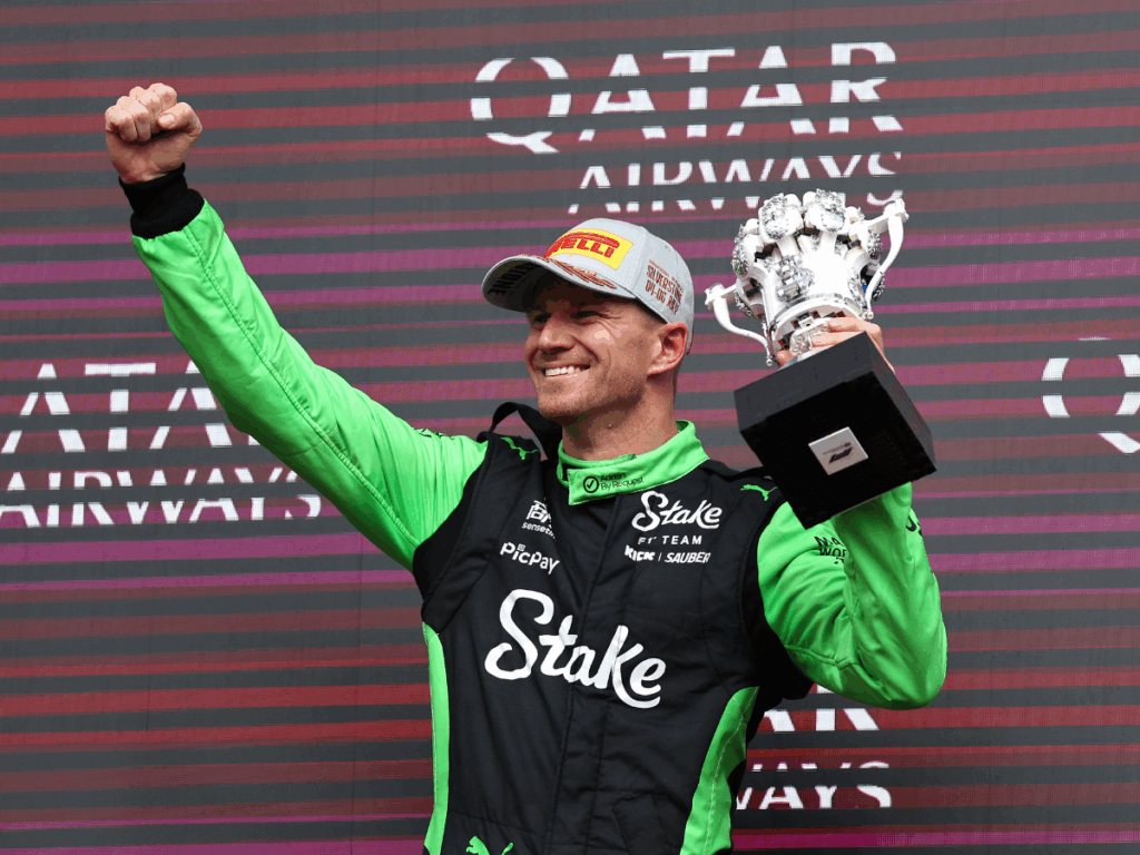 UN TROFEO DE LEGO Y UNA CHAMPAGNE REGALADA PARA HÜLKENBERG