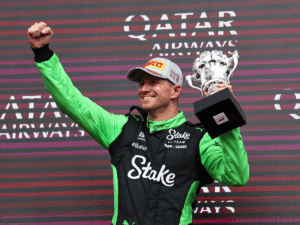 UN TROFEO DE LEGO Y UNA CHAMPAGNE REGALADA PARA HÜLKENBERG