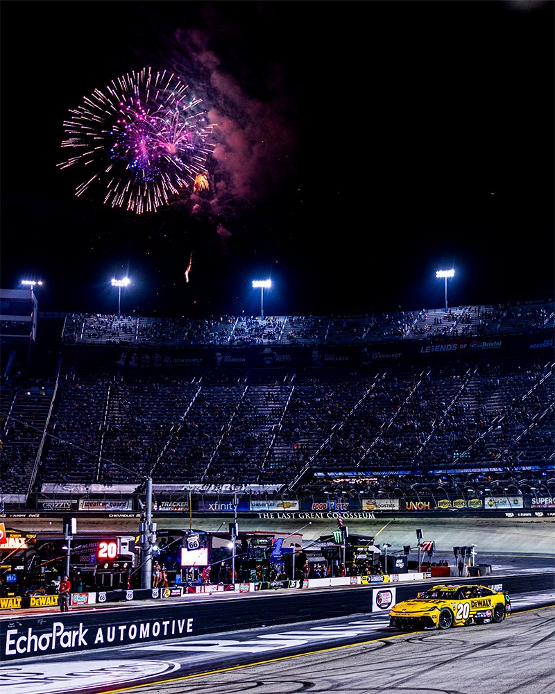 Christopher Bell consiguió el triunfo en Tennessee/Imagen: X (@NASCAR)