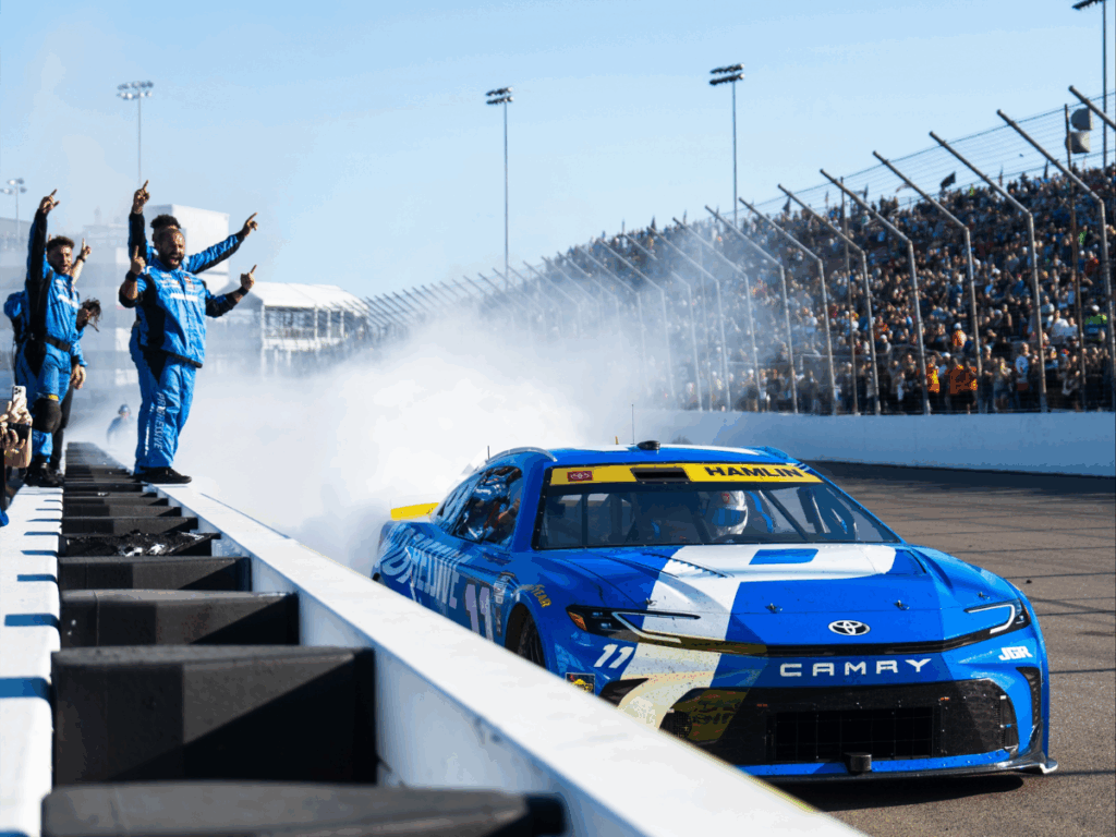 DENNY HAMLIN GANÓ EN ILLINOIS Y PASÓ A LOS 12 MEJORES