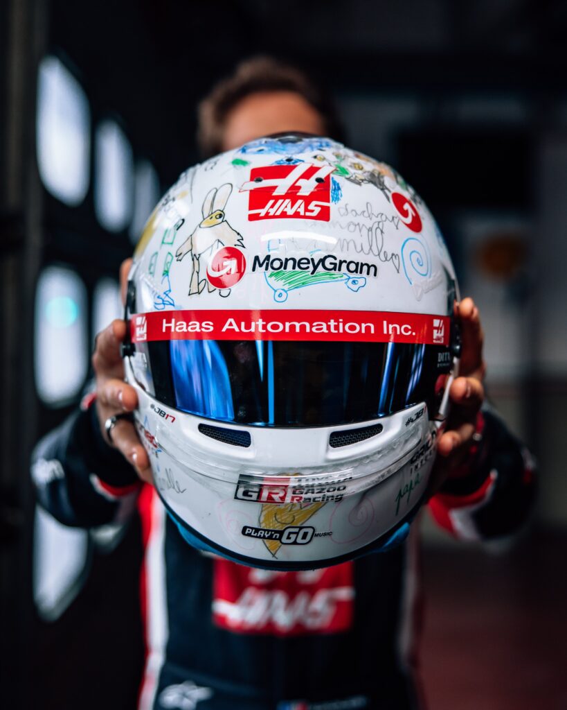 El casco de Grosjean fue decorado por sus hijos/Imagen: X (@F1)