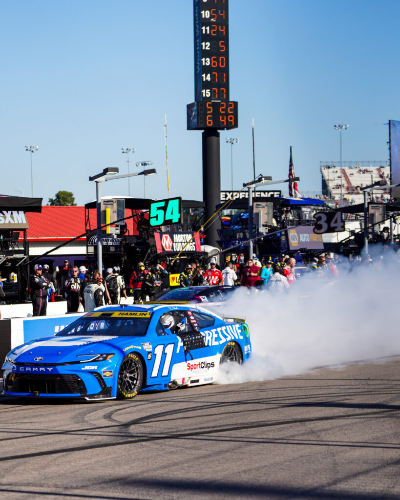 Hamlin pasó a la Ronda de los 12 mejores/Imagen: X (@NASCAR)