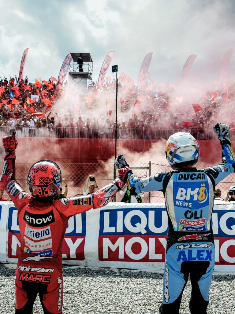 Los hermanos Márquez celebraron con su público/Imagen: X (@marcmarquez93)
