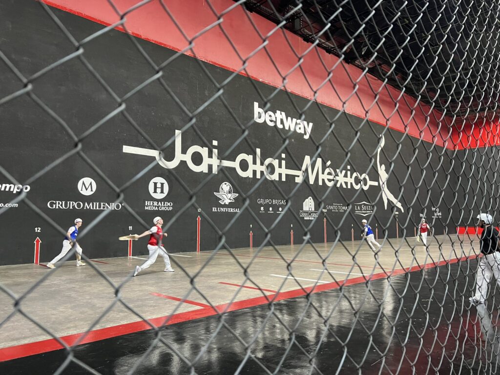 Un lanzamiento en jai alai puede alcanzar los 300 km/h/Imagen: X (@frontonmexicoce)