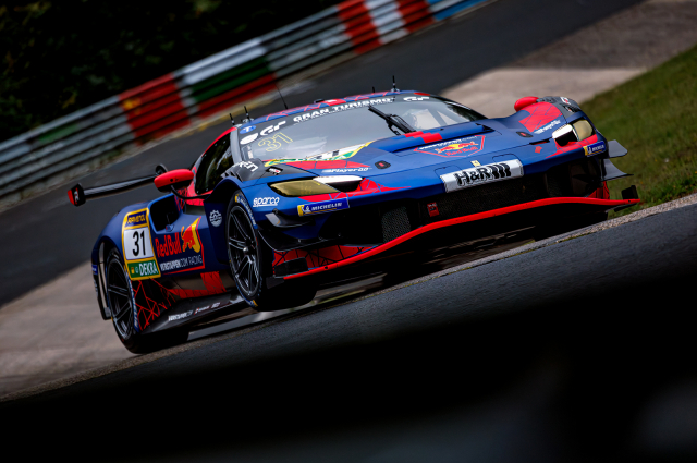 Verstappen dominó sobre el Ferrari 296 GT3/Imagen: X (@VerstappenCOM)