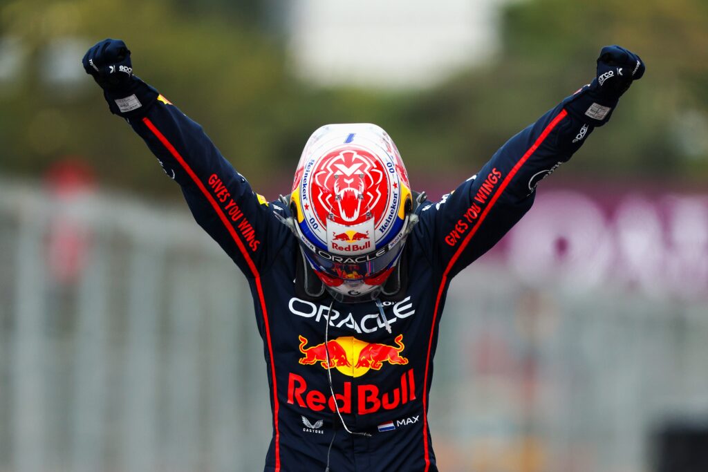 Verstappen se impuso en Bakú/Imagen: X (@redbullracing)