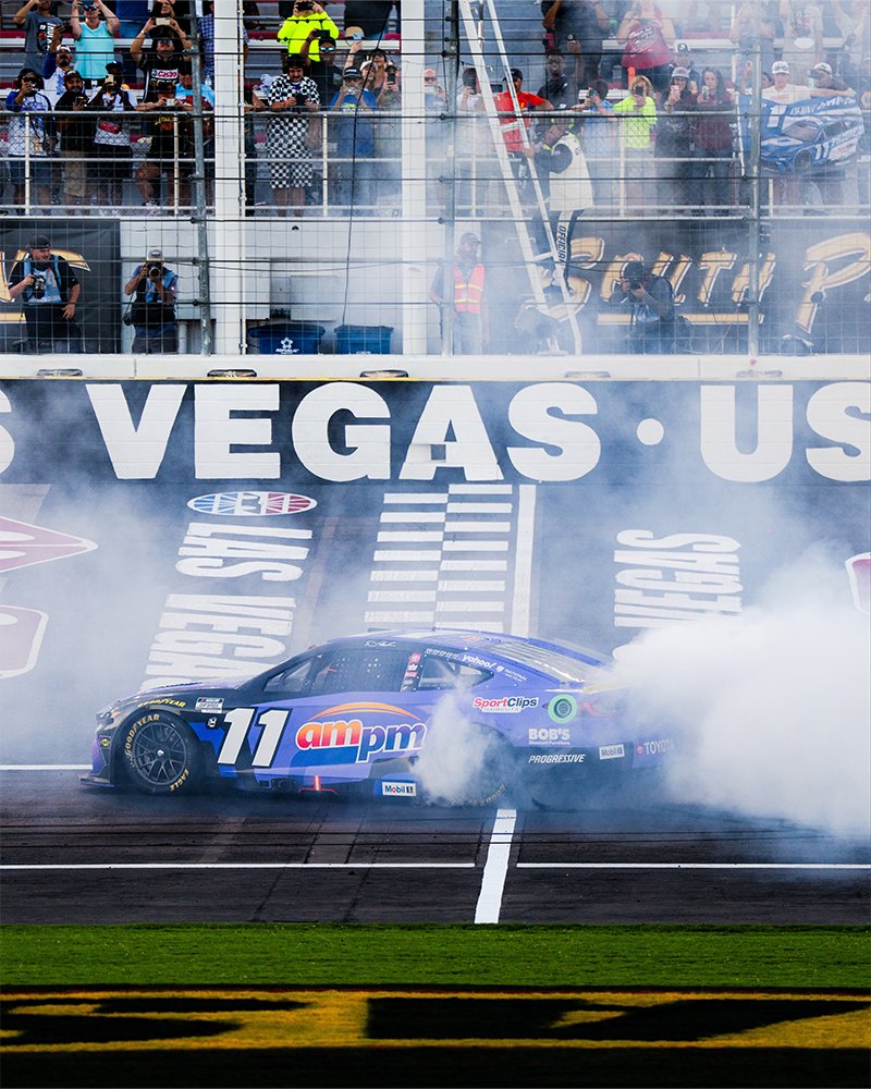 Hamlin ganó en Las Vegas y se clasificó a la final de NASCAR/Imagen: X (@NASCAR)