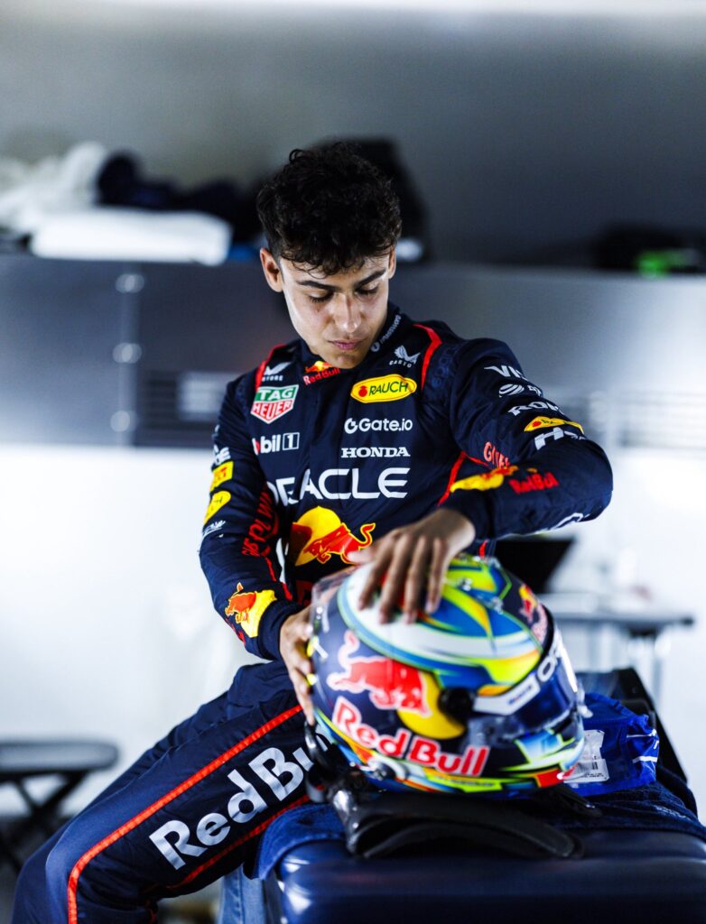 Lindblad tomará el lugar de Max Verstappen/Imagen: X (@redbullracing)
