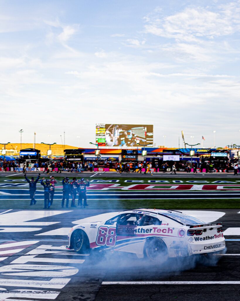 SVG ganó su quita carrera en circuito/Imagen: X (@NASCAR)