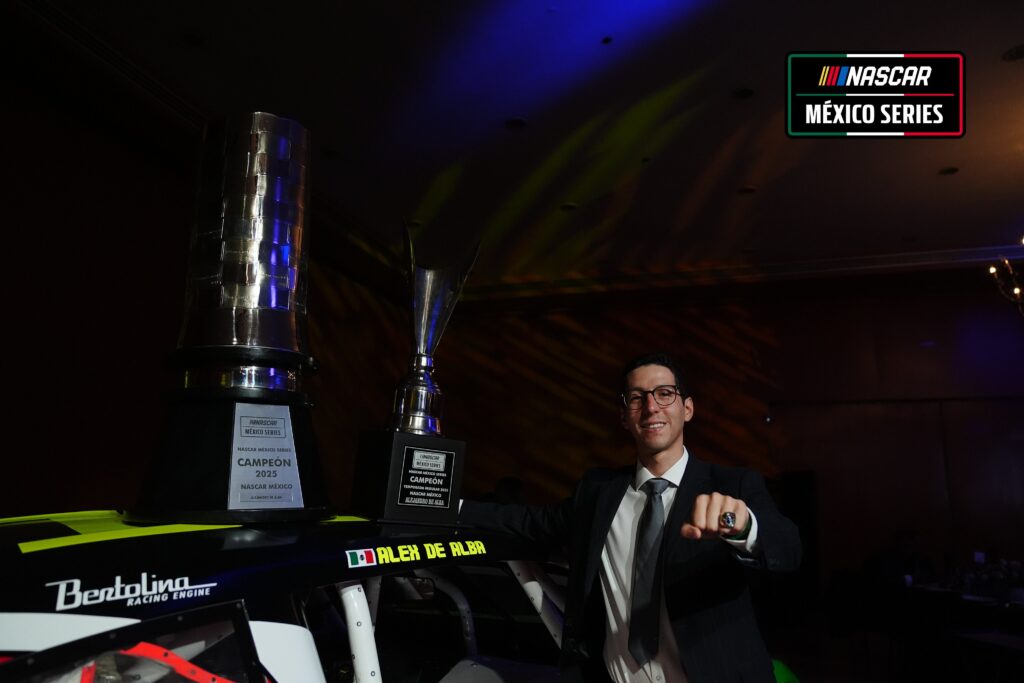 Alex de Alba fue galardonado por su campeonato/Imagen: X (@NASCARMex)