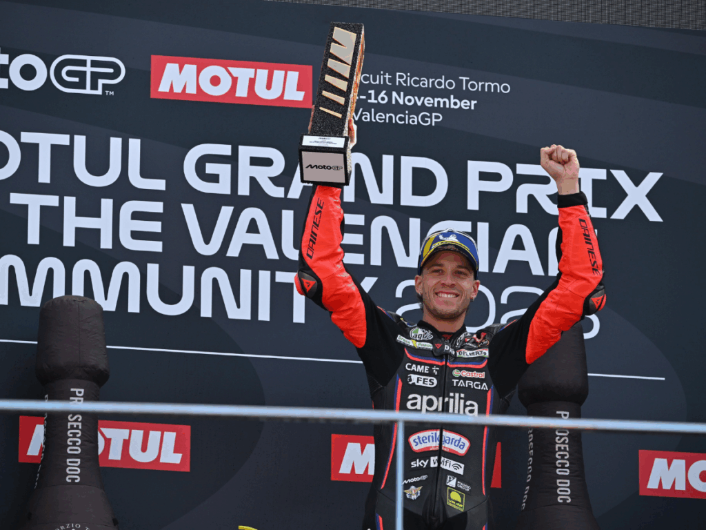 BEZZECCHI CERRÓ EL CAMPEONATO CON SU VICTORIA EN VALENCIA