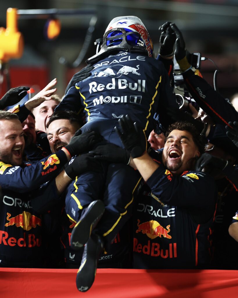 Con su victoria, Verstappen sigue vivo en el campeonato/Imagen: X (@redbullracing)