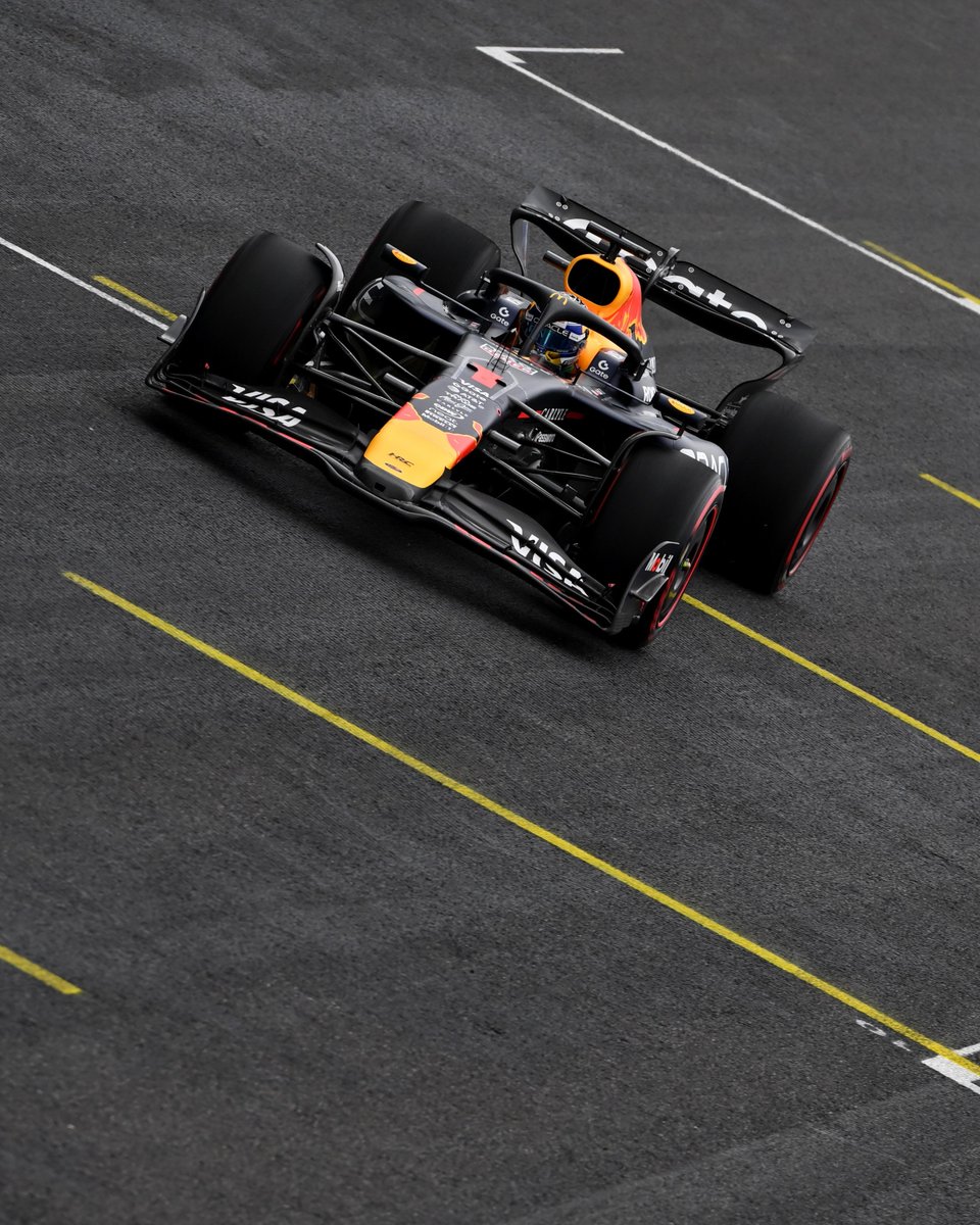 EL TETRACAMPEÓN CAMBIA DE NÚMERO Y MANDA UN MENSAJE A LA F1

Max Verstappen vuelve a sacudir el tablero de la Fórmula 1 ⚡ y lo hace con una decisión cargada de simbolismo: en la temporada 2026 competirá con el número 3 en su monoplaza, dejando atrás una era que marcó su identidad dentro del Gran Circo 🌍🏁.