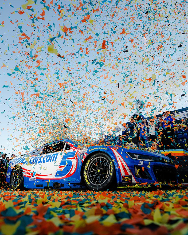 Larson superó a Hamlin en tiempo extra/Imagen: X (@NASCAR)