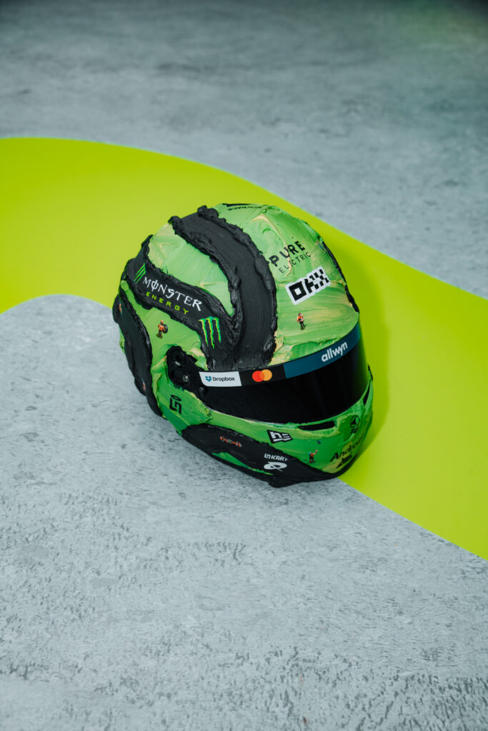 Norris conmenero su carrera número 150 en su casco/Imagen: X (@McLarenF1)