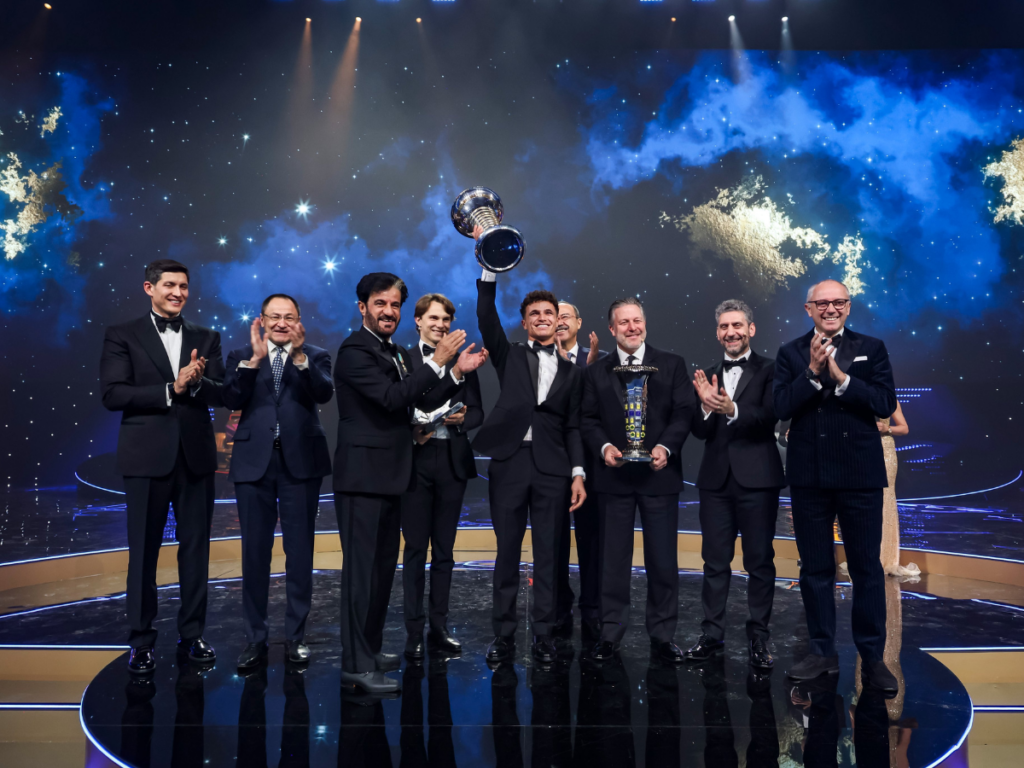 LANDO NORRIS RECIBIÓ SU TROFEO DE CAMPEÓN EN LOS FIA AWARDS