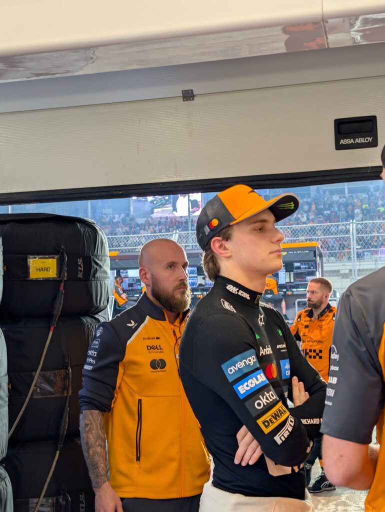 Piastri verá a Norris y Verstappen desde boxes/Imagen: X (@McLarenF1)