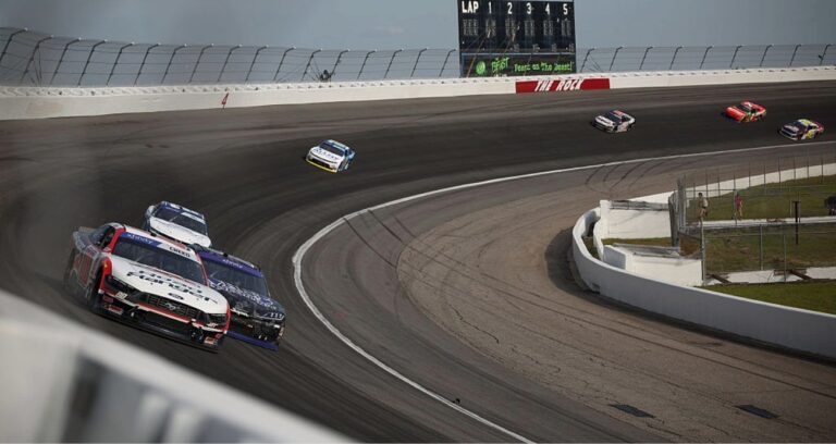 ELLIOTT SACUDE LA NASCAR… Y REDDICK RESISTE EN LA CIMA