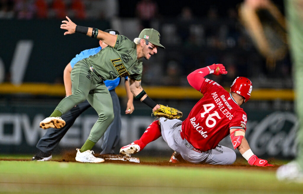 LEONES DOMAN A DIABLOS