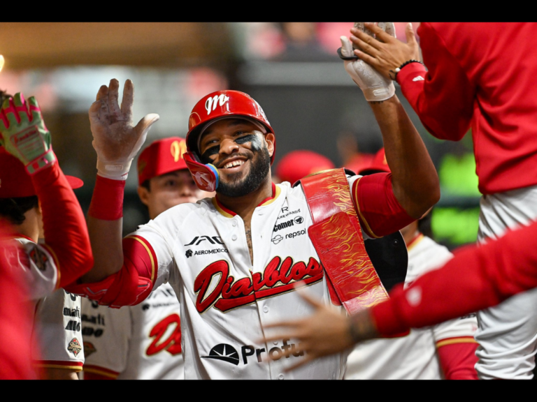 DIABLOS ROJOS DERROTAN A BRAVOS DE LEÓN CON FESTIVAL OFENSIVO DE 18 CARRERAS Y EVITAN LA BARRIDA EN EL HARP HELÚ