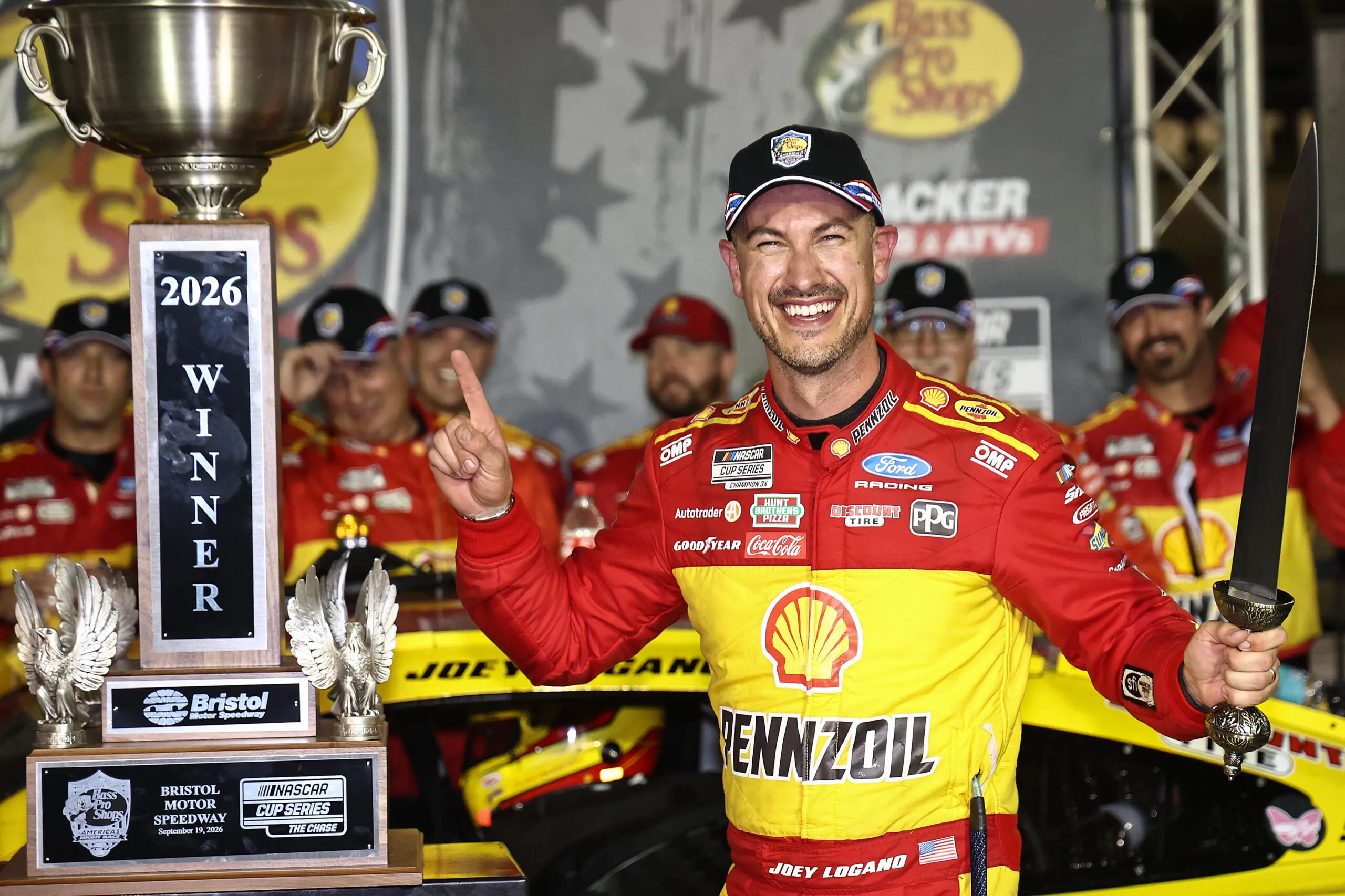 LOGANO GANA EN BRISTOL Y SE ACERCA A LA CIMA DEL CHASE